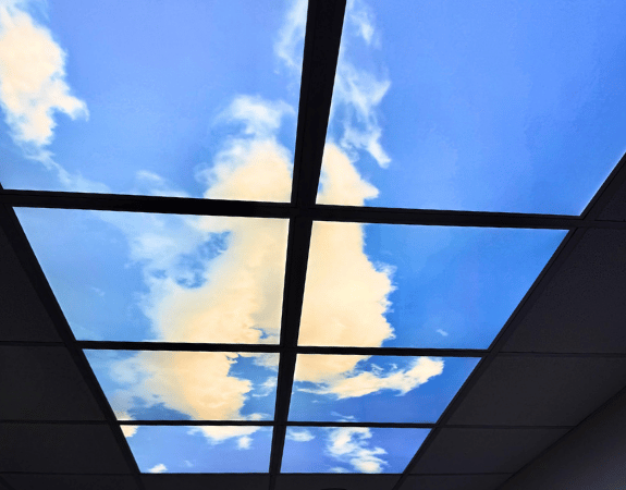 LED dekorativní panely s motivem nebe v kanceláři