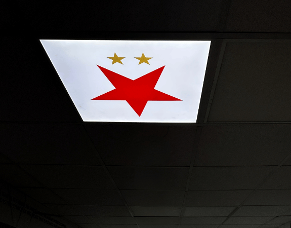 LED dekorativní panely pro SK Slavia Praha: od oblohy po klubový znak