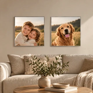 Dva LED panely na stěně s vlastním motivem
